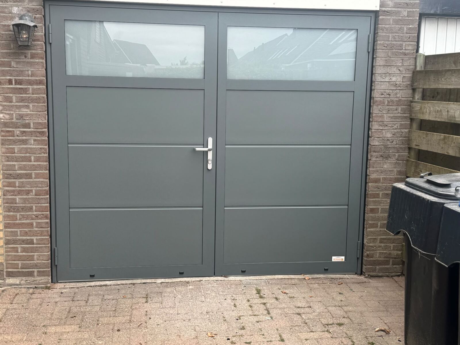 Grijze deur, onderhouden en gerepareerd