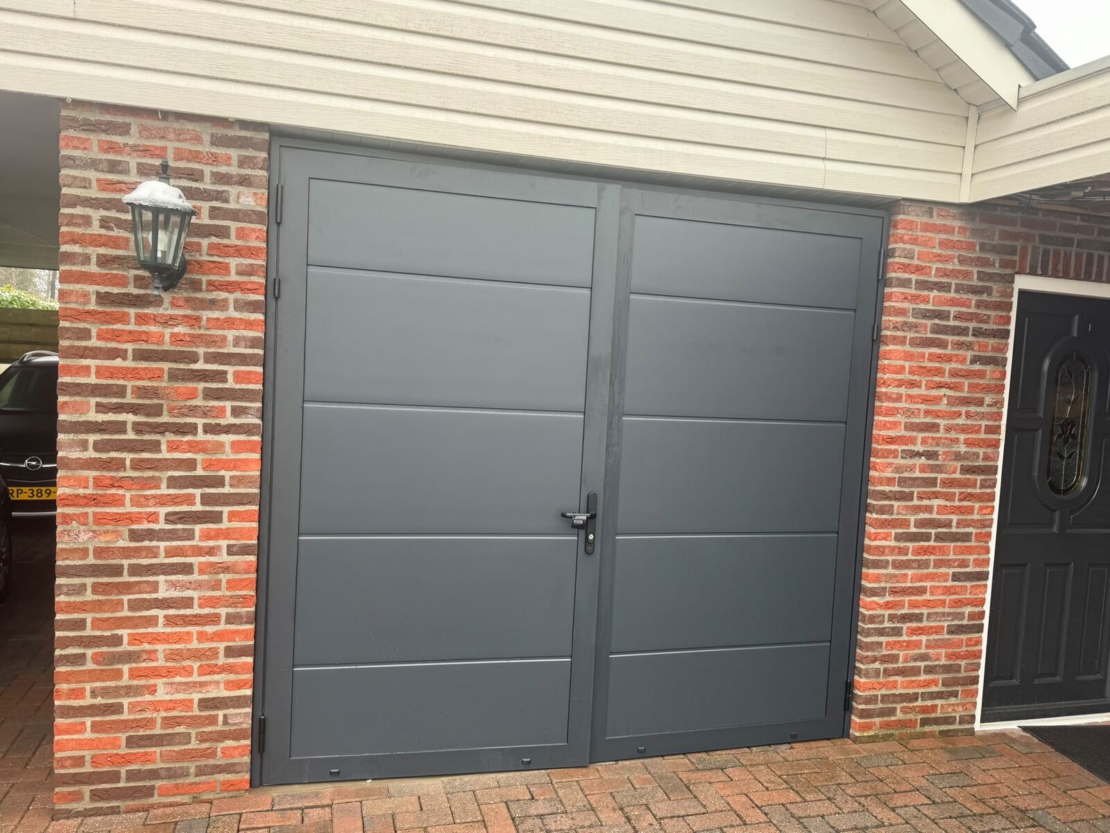 Grijze garagedeur op maat