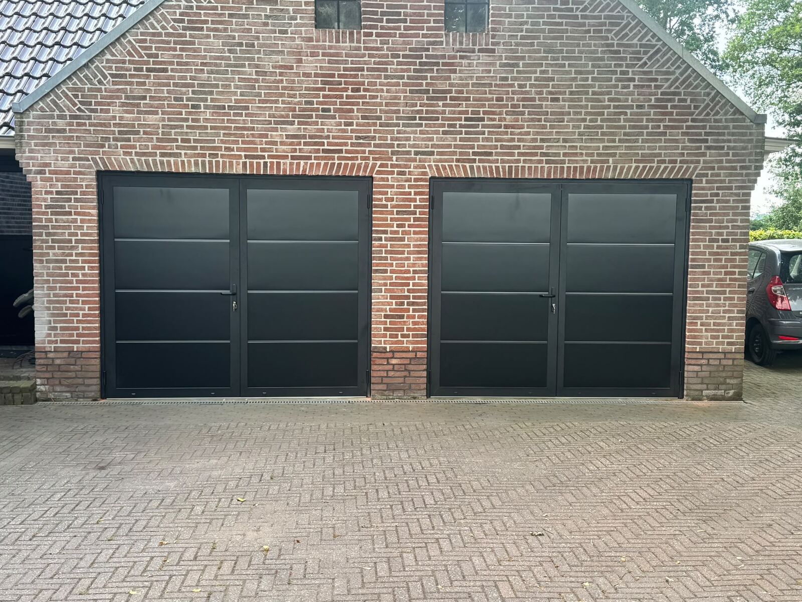 Twee antracietkleurige garage ingangen