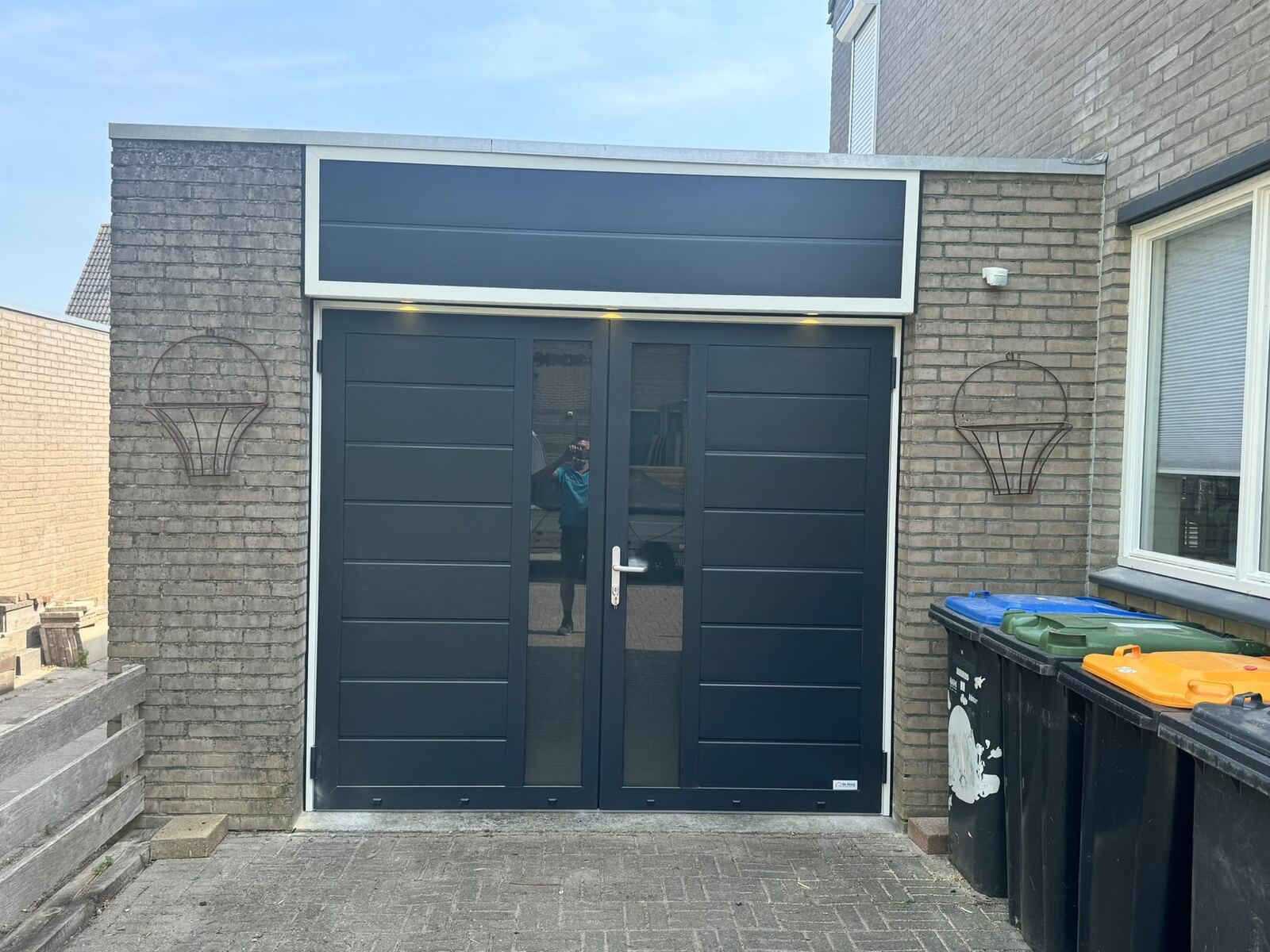 Antracietblauwe dubbele deur met ramen